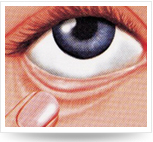 頭仰后，用食指將下眼瞼下拉，使其成袋狀